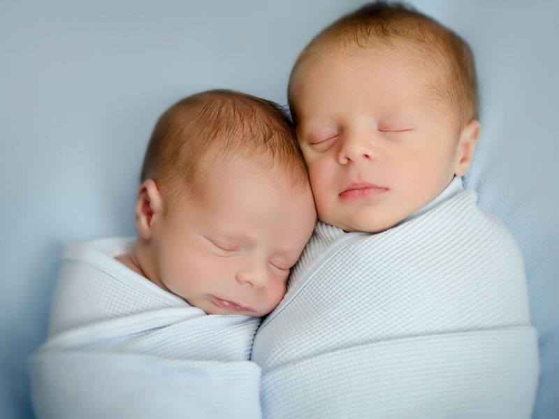 Beliebte Zwillings-Babynamen für Ihre Neugeborenen im Januar 2022
